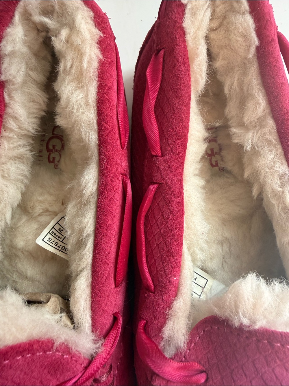 UGG Dakota size 8 Pink Satin-Bow Shearling Moccasins - Picture 3 of 8